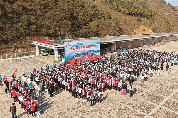 航心配资 千余名学子赴金山岭长城研学
